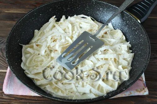 Нарезать лаваш ножницами на полоски. Круглый лаваш с начинкой на сковороде пошагово. Пицца из лаваша нарезанного соломкой на сковороде. Пицца из лаваша нарезанного соломкой на сковороде. Лаваш нарезать на сковороду.