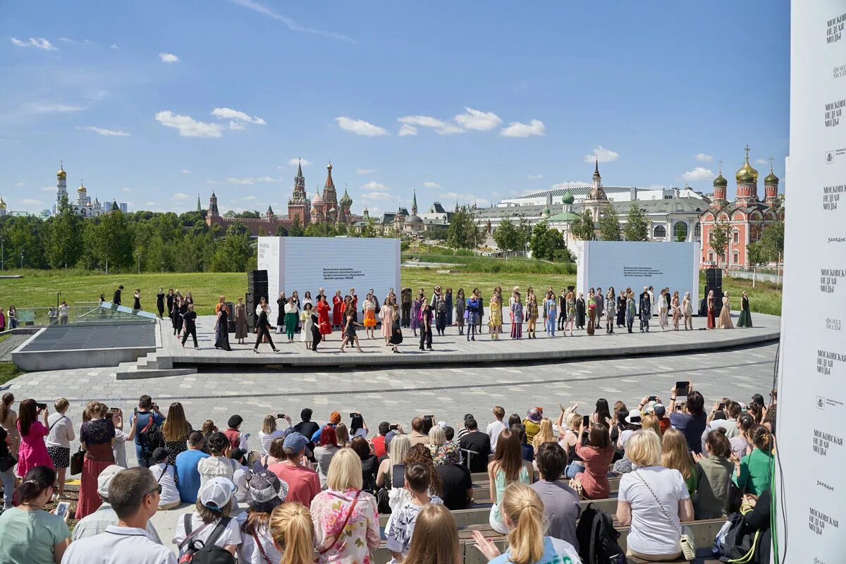 Московская неделя моды Зарядье. Показ мод в Зарядье. Парк Зарядье в Москве. Парк ВДНХ сейчас.