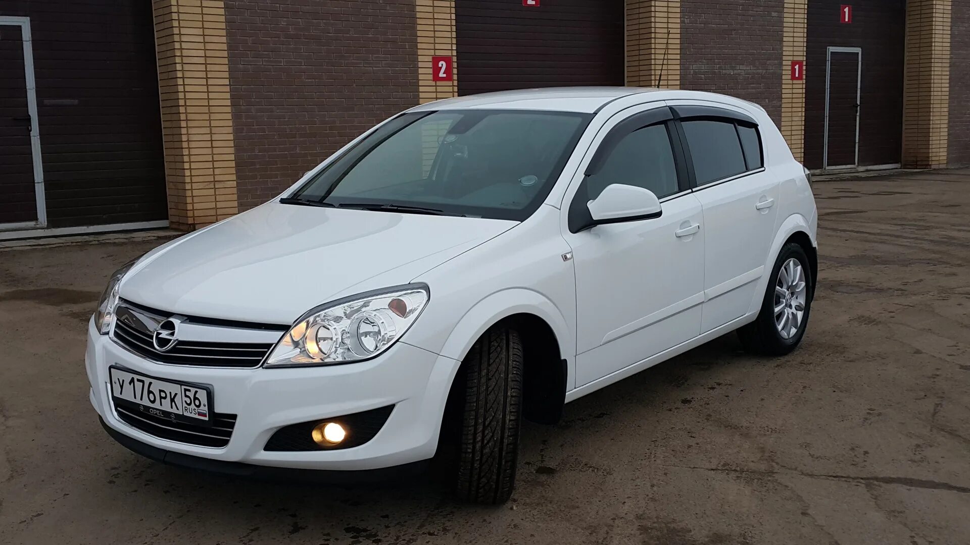 Opel h отзывы. Opel h 2014. Opel Astra h Casablanca White.