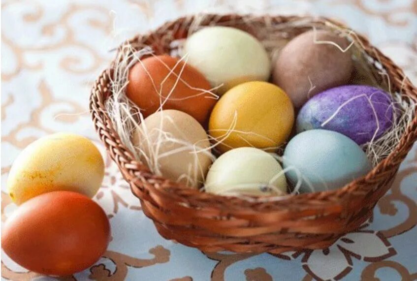 Яйца крашенки. Крашенки яйца на Пасху. Крашеные яйца крашенки. Пасхальные яйца красить натуральными красителями. Яйца на пасху без красителей