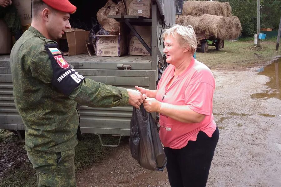 Русский военный помогающей человеку.