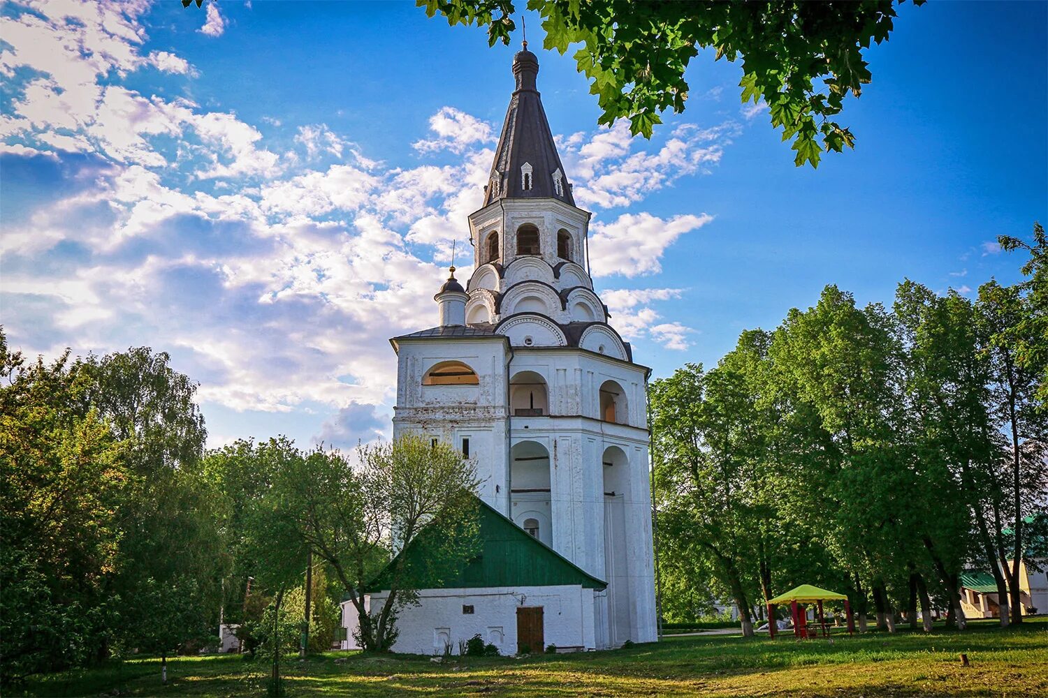 Г александров храм. Распятская Церковь-колокольня Александров. Александровская Слобода Распятская колокольня. Распятская Церковь-колокольня в Александровской Слободе. Звонница Александровская Слобода.