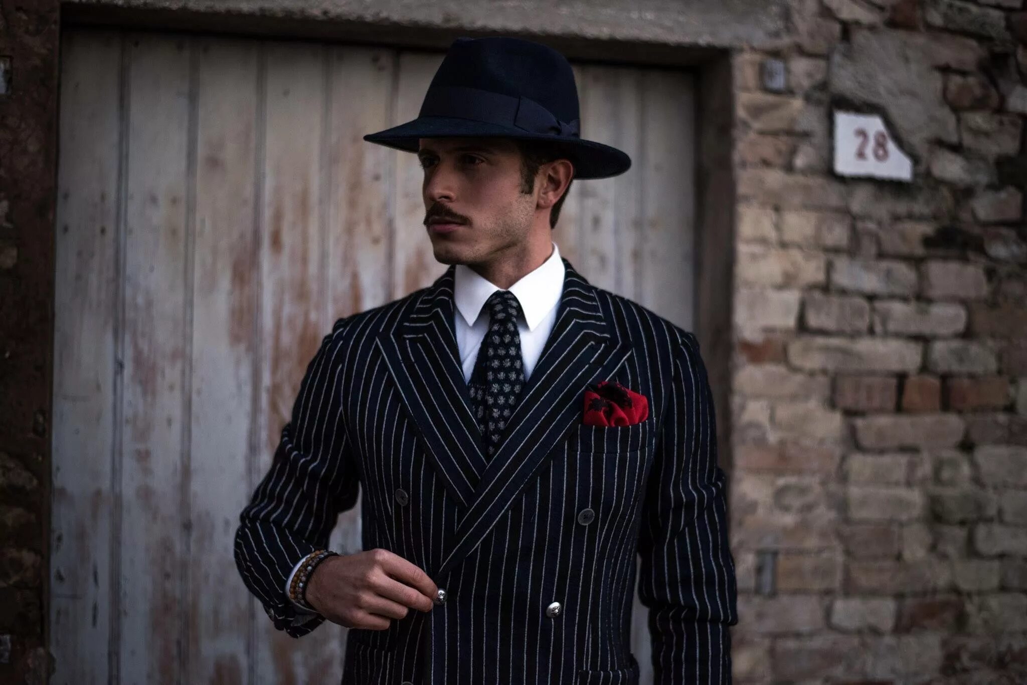 костюм чикаго 30е мафия муж. стиль американских гангстеров. аль капоне гангстеры костюмы. гангстерские костюмы для мужчин. гангстеры чикаго 30-х.