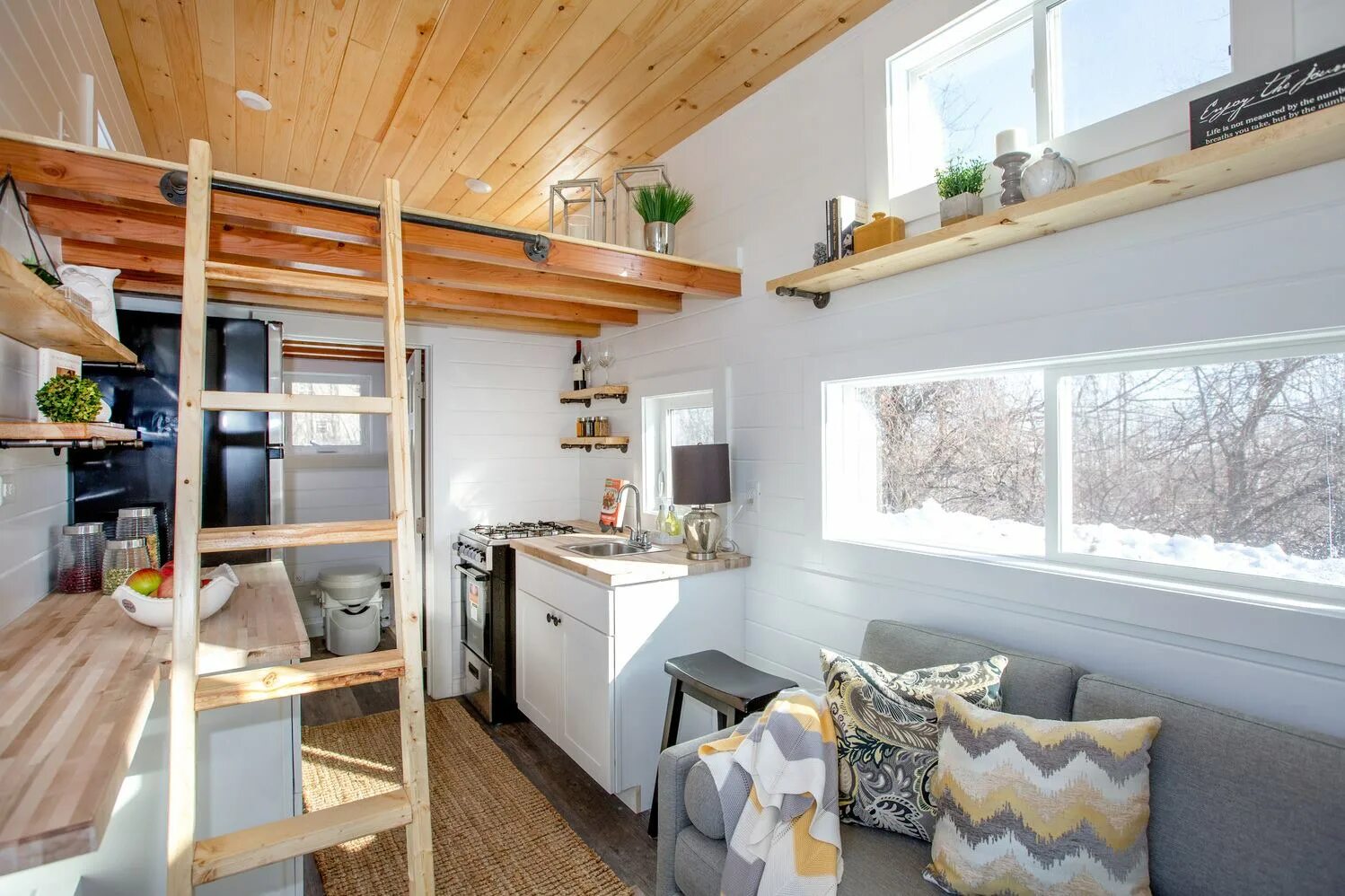 Минидом интерьер. Тини хаус 30 кв. Tiny house 3x6. Дизайн мини дома. Лофт тини хаус.
