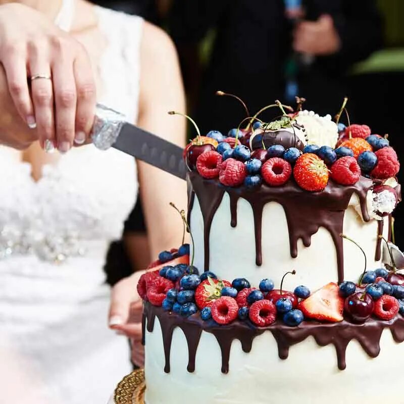 Вынос свадебного торта. Торт вынос торта. Разрезание свадебного торта. Красиво вынести торт. Выносят торт