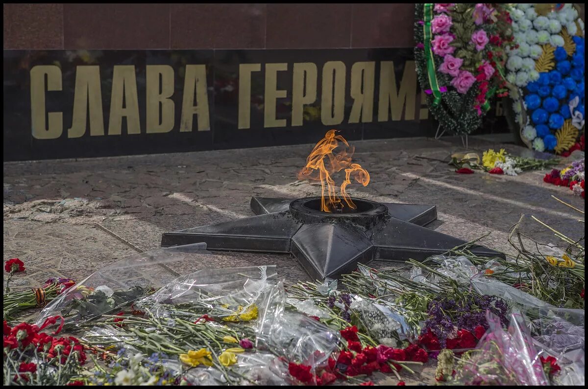 Вечный огонь в махачкале. Памяти героев 1941 1945. Вечный огонь. Памяти героев 1941 1945. Памяти героев 1941 1945.