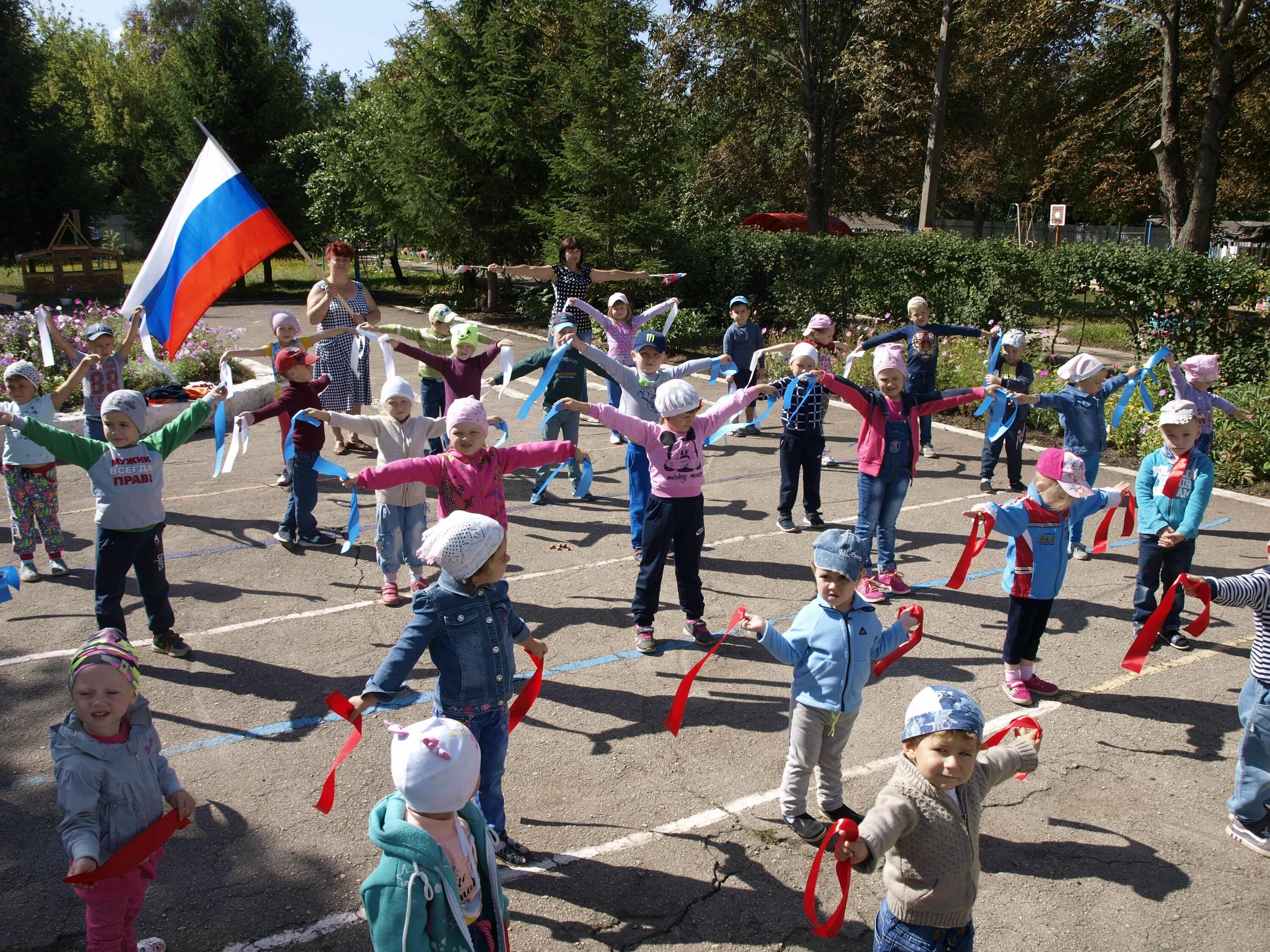 День флага в доу. Поделки ко дню россии в детском саду. Праздник день россии в дет саду. День флага в саду. День флага в саду.