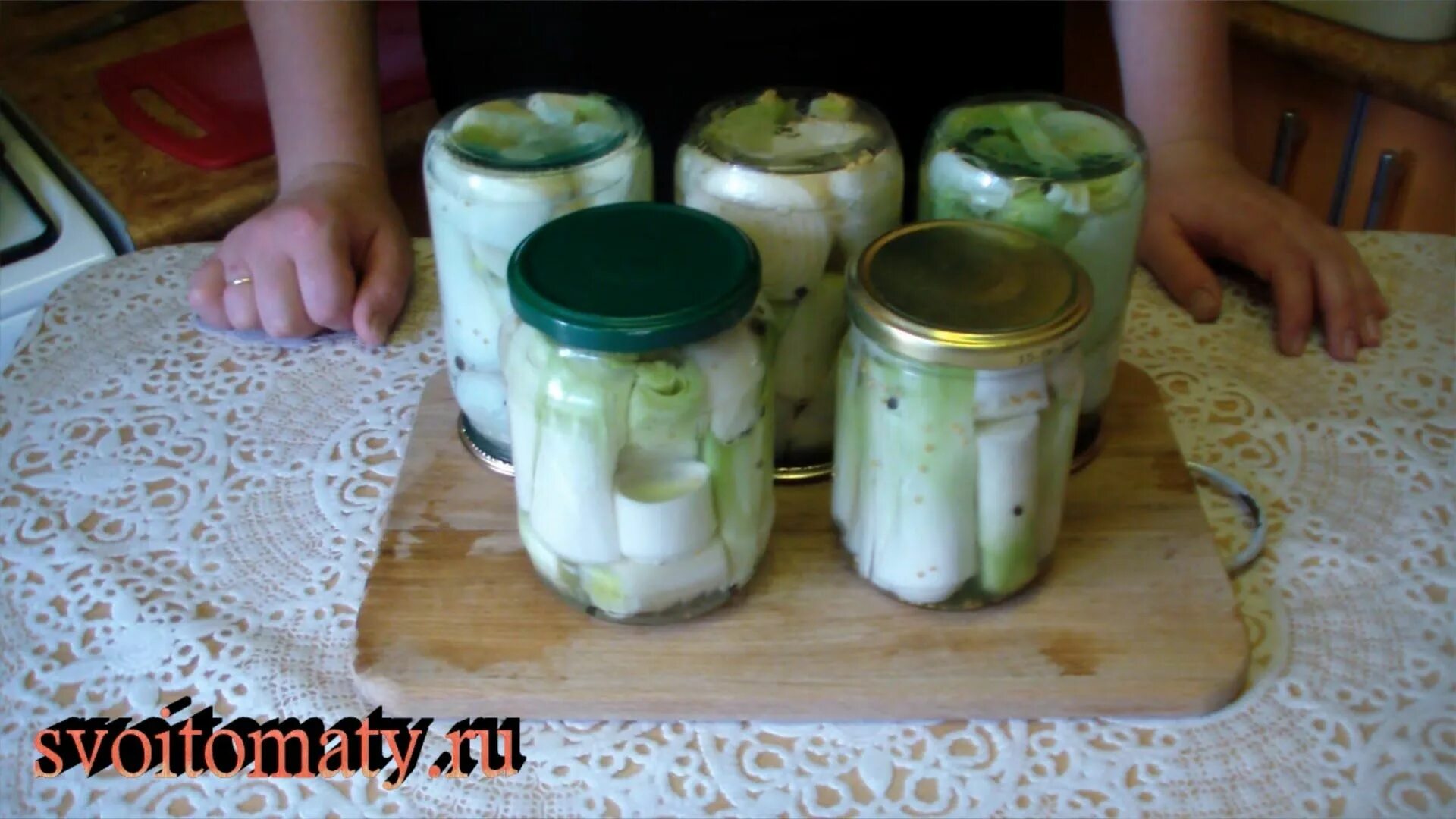 Луковые стрелки маринованные на зиму. Лук порей на зиму. лук порей маринованный. маринованный лук-порей на зиму. лук порей на зиму заготовки.