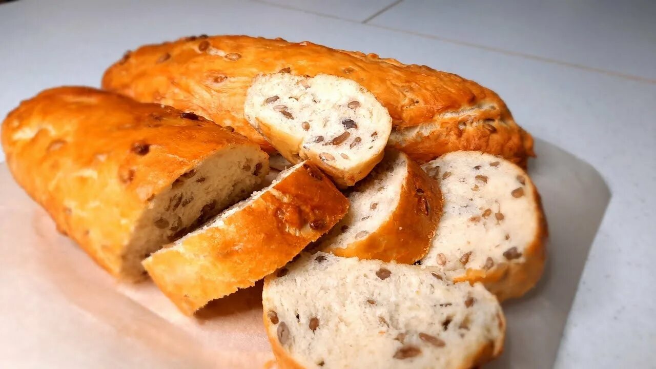 Хлеб с морковью и семечками. Хлеб с семечками. хлеб морковный с семенами. багет с семечками.