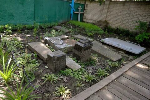 Фото живых на кладбище