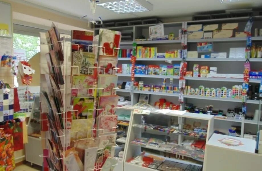 Выкладка канцтоваров в магазине. Магазин канцтоваров. Витрины магазинов канцелярских товаров. Прилавки для канцтоваров. Писчебумажный магазин.