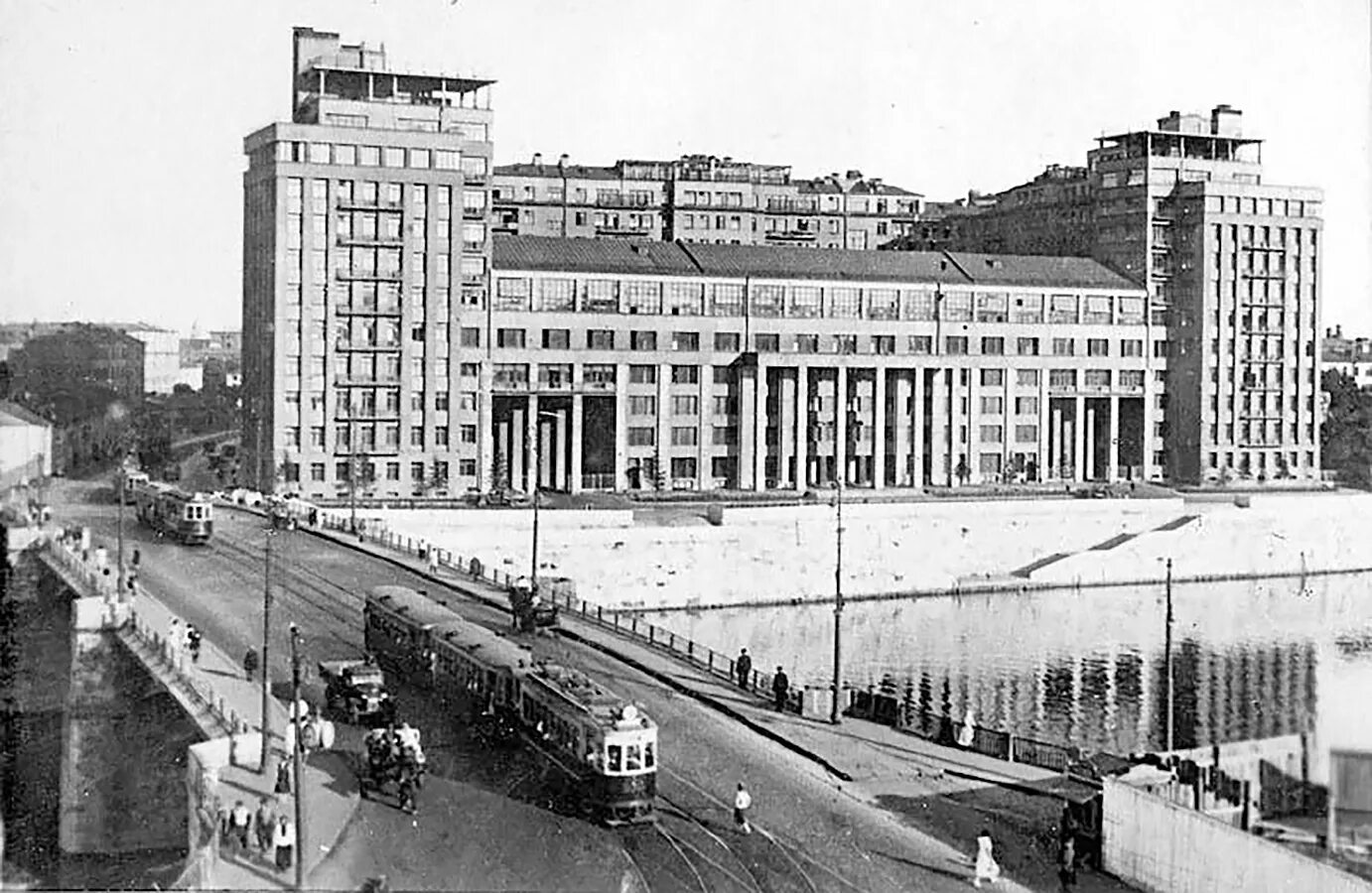 Дом на набережной кто жил. Дом правительства Москва 1931. Дом правительства на Берсеневской набережной. Дом правительства 1930 Москва.