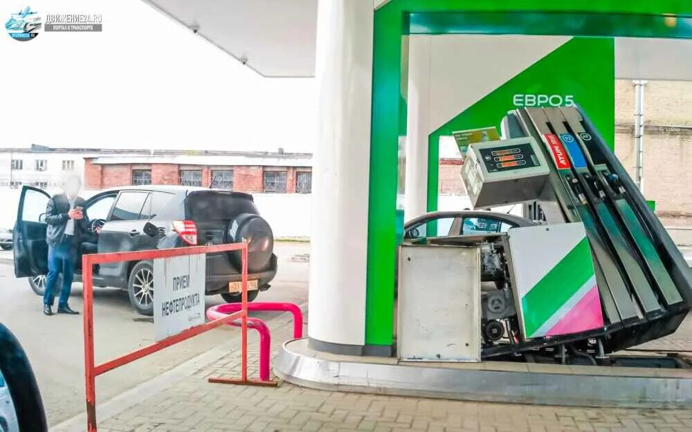 На заправке вырвал. Заправочный пистолет газпром. Уехал со шлангом оторвал дисплей на азс газпром. Заправочная колонка на азс шелл. На заправке вырвал.