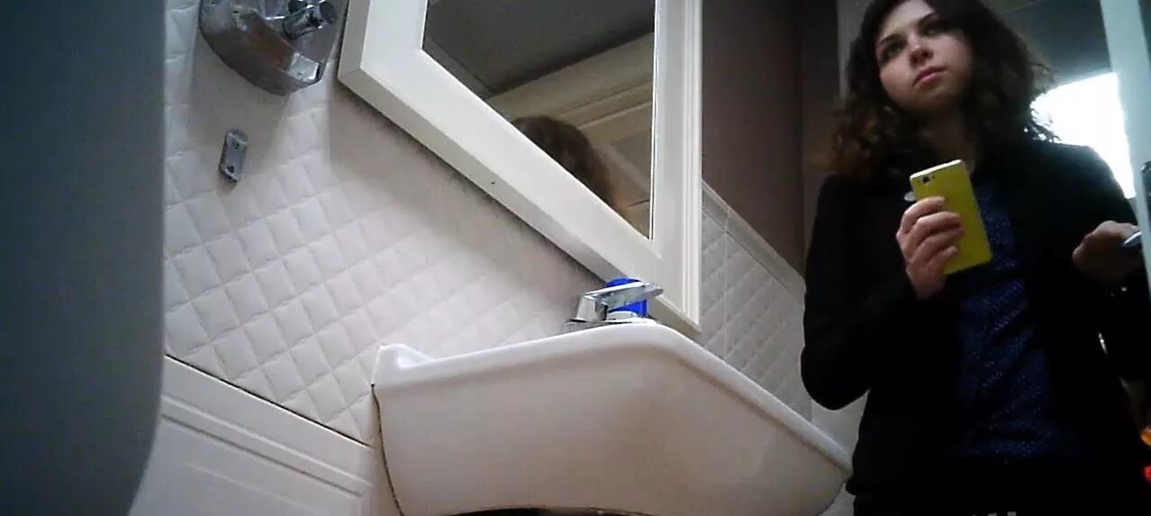 видеокамера в унитазе. фотосессия в туалете. писающие тетки скрытая. школьный женский туалет. фотокамеры с туалета.