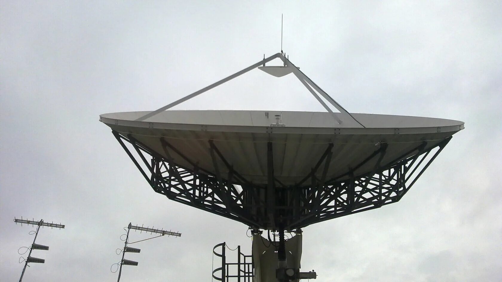 Антенна параболическая 1296. Starlink наземные станции. Станция спутниковой связи Старлинк. Спутниковая тарелка Starlink.