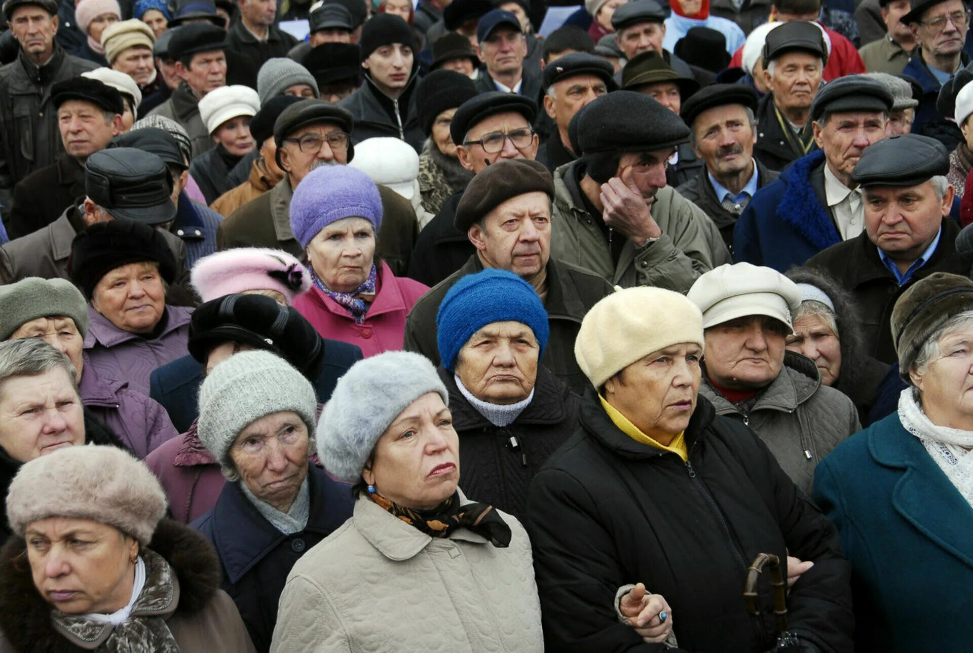 Пенсионеры в России. Много пенсионеров. Толпа пенсионеров. Толпа пожилых людей.