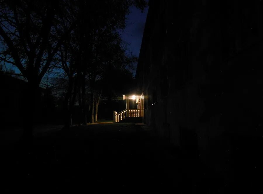 дом с крыльцом ночью. двор в деревне ночью. ночное крыльцо. крыльцо ночью. декоративная подсветка уличная.