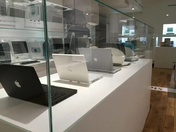 Магазин списанной техники apple за 0. Музей техники Аппле. Музей Эппл в Москве. Музей техники эпл в Москве. Музей эпл техники Эппл в Москве.