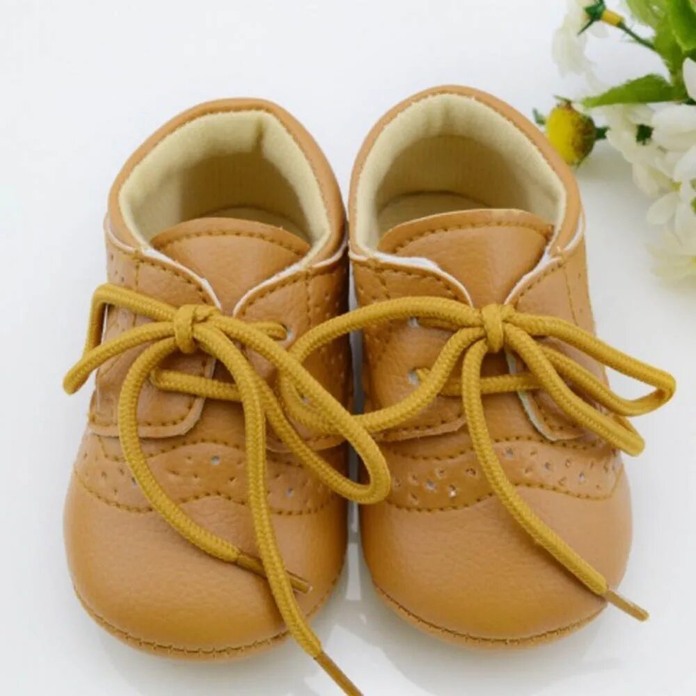 Купить обувь малышам. Ботинки для малышей. Ботиночки для младенцев. Кожаные ботиночки для малышей. Ботиночки для малышей до года.