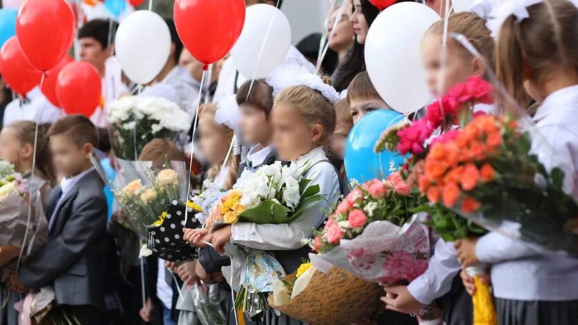 Какого числа школьная линейка. Линейка в школе. школьная линейка 1 сентября. школьники на линейке. первоклашки на линейке 1 сентября.