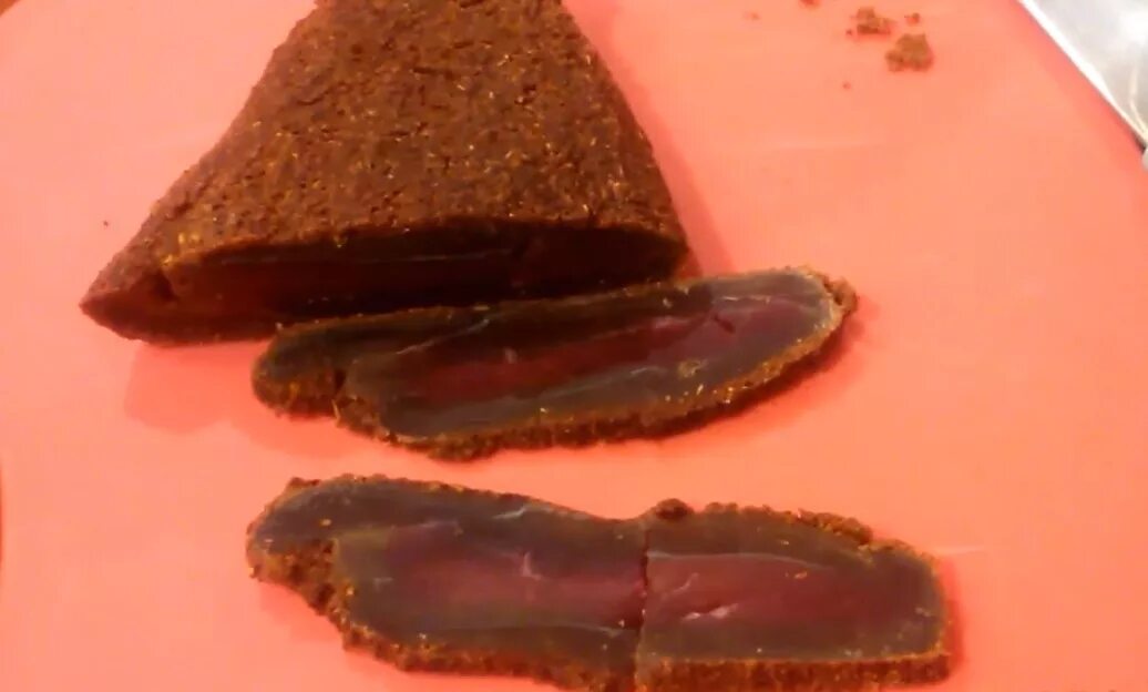 бастурма черная. вяленое мясо бастурма. бастурма суджук. бастурма вяленая процесс. обмазка для бастурмы.