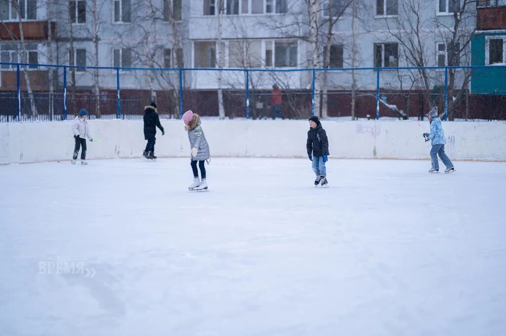 Каток юность нижний. Нижневартовск Ледовый каток. 5 Микрорайон Нижневартовск каток. Каток Юность Нижний Тагил. Каток Сургут 6 школа.