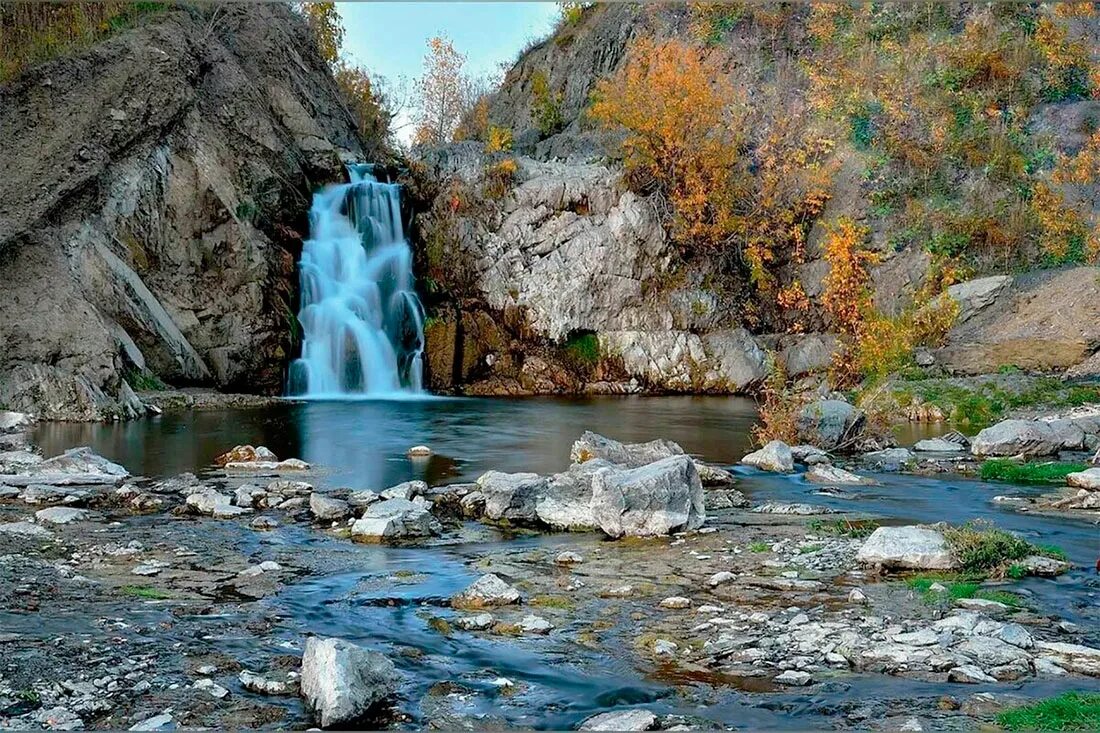 Природные достопримечательности новосибирска. Беловский водопад Новосибирская область. Беловский водопад Искитимский район. Водопад Белово Искитимский район. Водопад в Искитимском районе Новосибирской области.