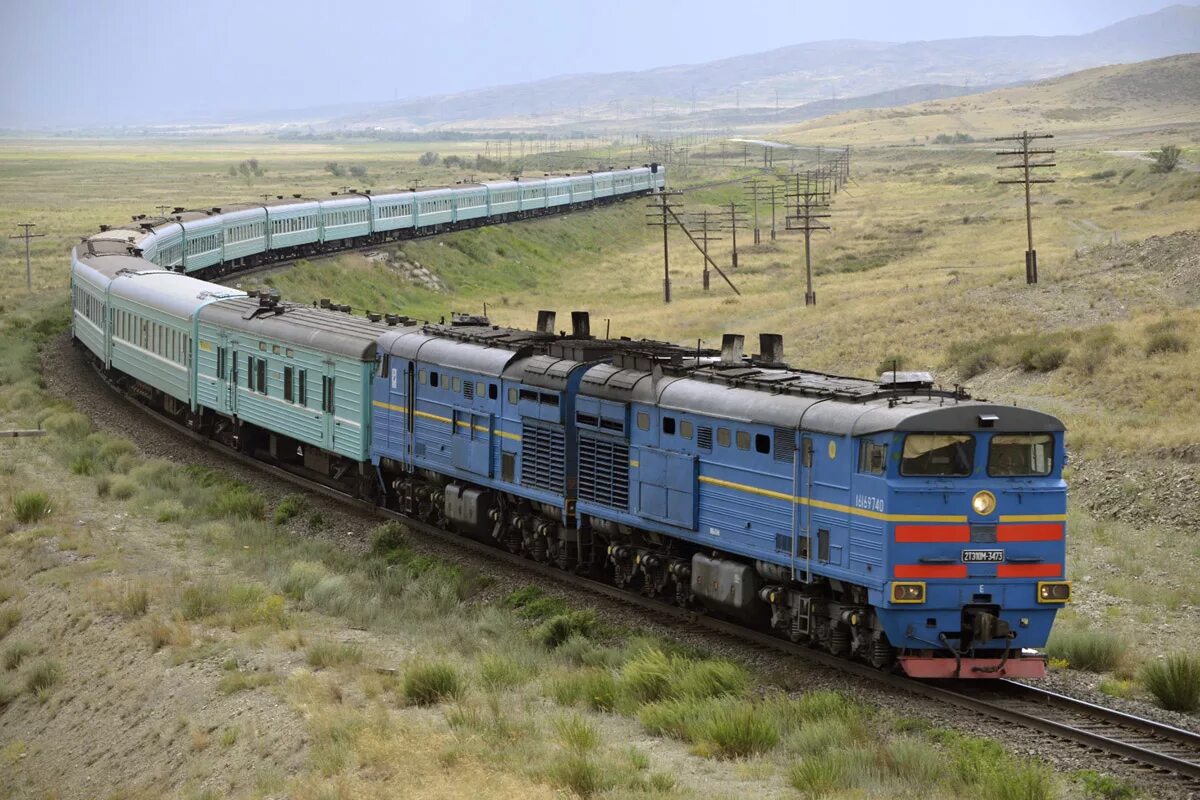 Поезд идущий через казахстан. Поезд идущий через казахстан. Поезд 2тэ10м. Жд москва пекин на карте. Поезд идущий через казахстан.