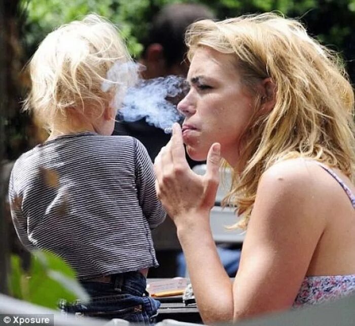 Курящая мама курящая дочка. Билли Пайпер с детьми. Billie Piper smoking. Билли Пайпер и дочь. Билли Пайпер папарацци.