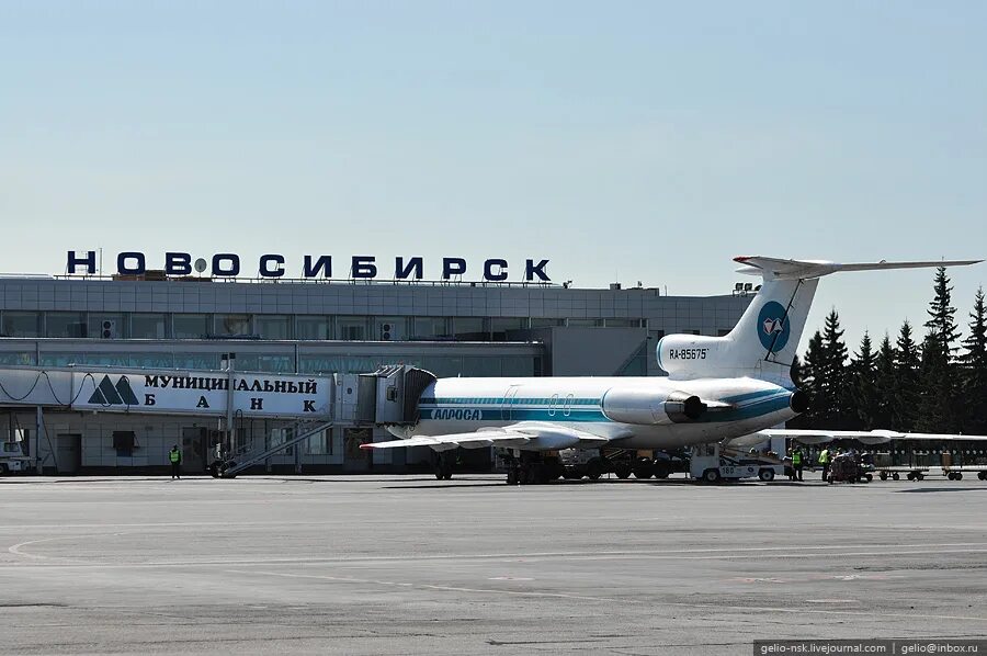 Аэропорт 3 новосибирск. Аэропорт Новосибирск аэропорт Толмачево. Новосибирск аэропорт Толмачево 2010. Старый аэропорт Толмачево. Новосибирск аэропорт Толмачево самолет.