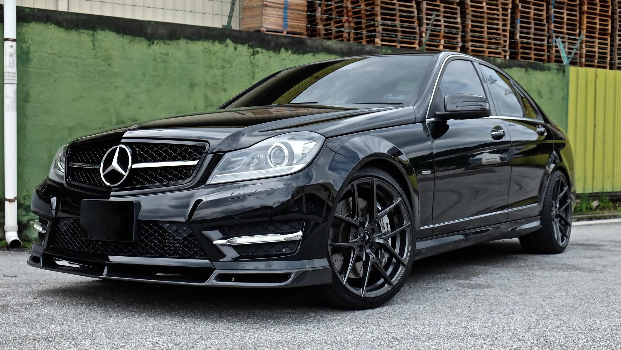 Mercedes benz c63 amg w204. Мерседес амг e63 s. Bmw 750 f01 m. Рестайлинг л9. Mercedes е 212 рестайлинг.