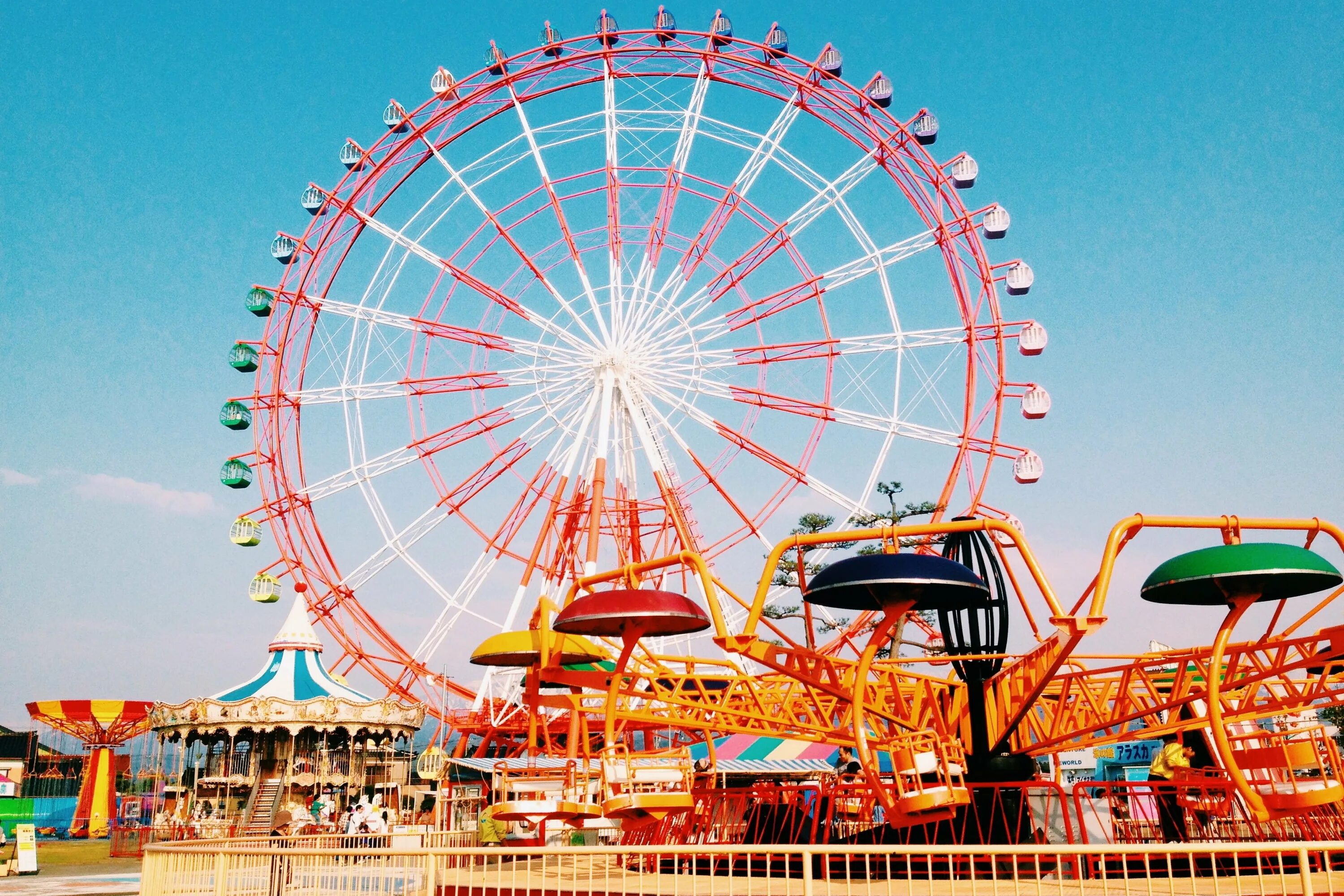 Адреса парков аттракционов. Карусель Amusement Park. Парк аттракционов в Краснодаре американские горки. Кабардинка колесо обозрения. Колесо обозрения Хургада.