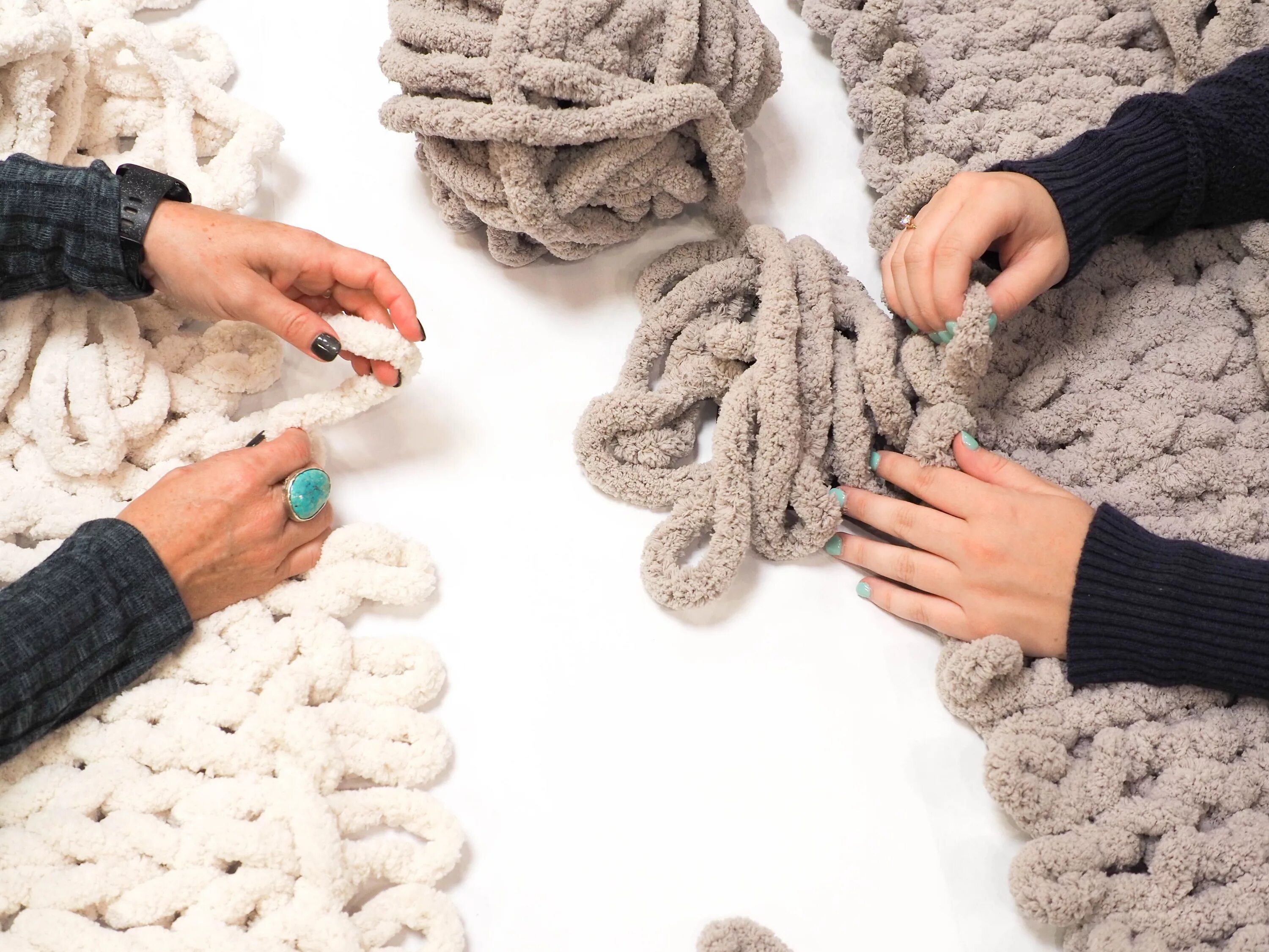 Knitting hands. Вязание руками. Пряжа для вязания руками. Пряжа для вязания пальцами. Шерсть для вязания руками.
