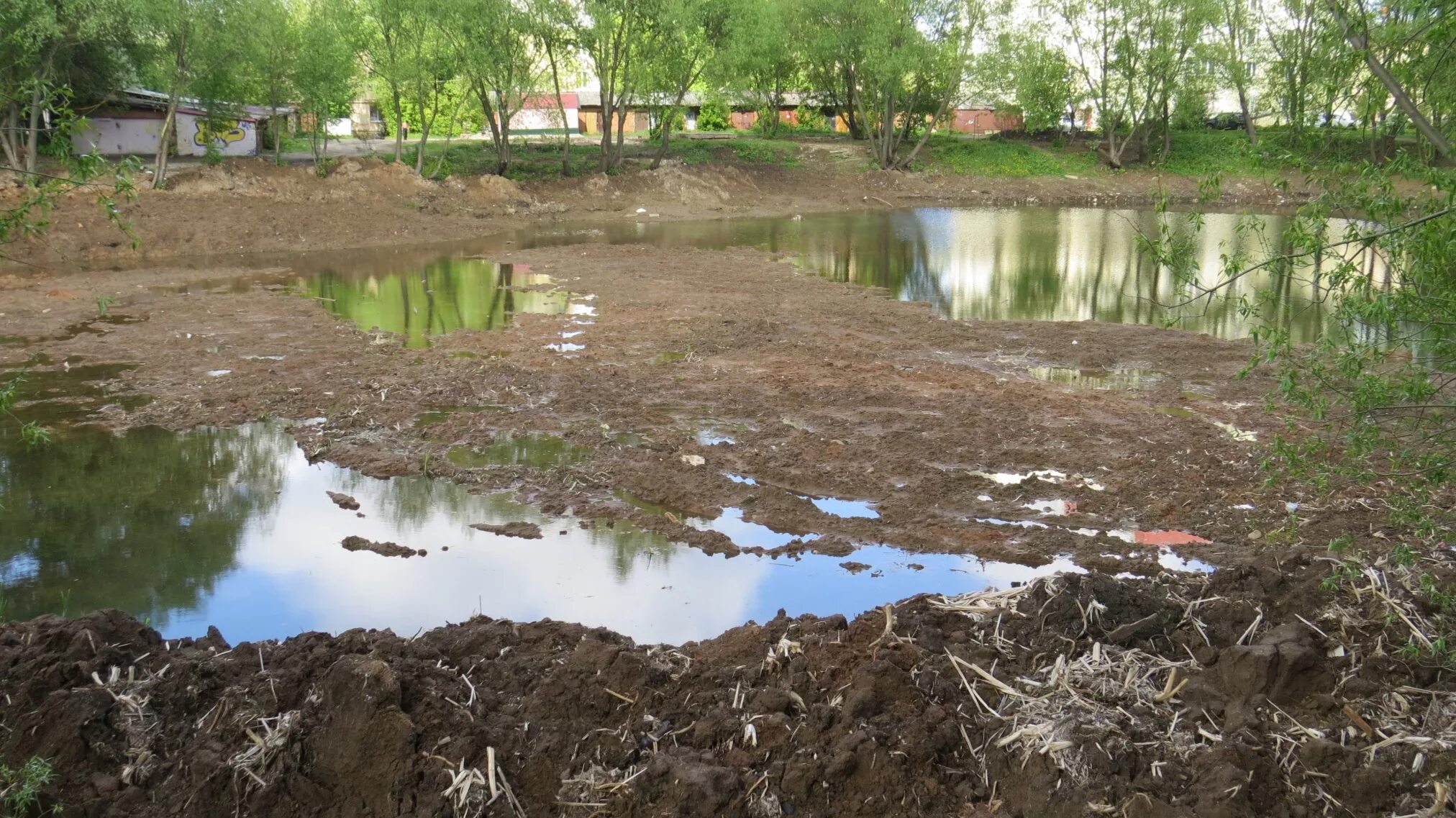 Загрязнённая река завод. Сарно река. Загрязнение водоемов. Река свирь загрязнена. Озеро юнгеровка саратов.