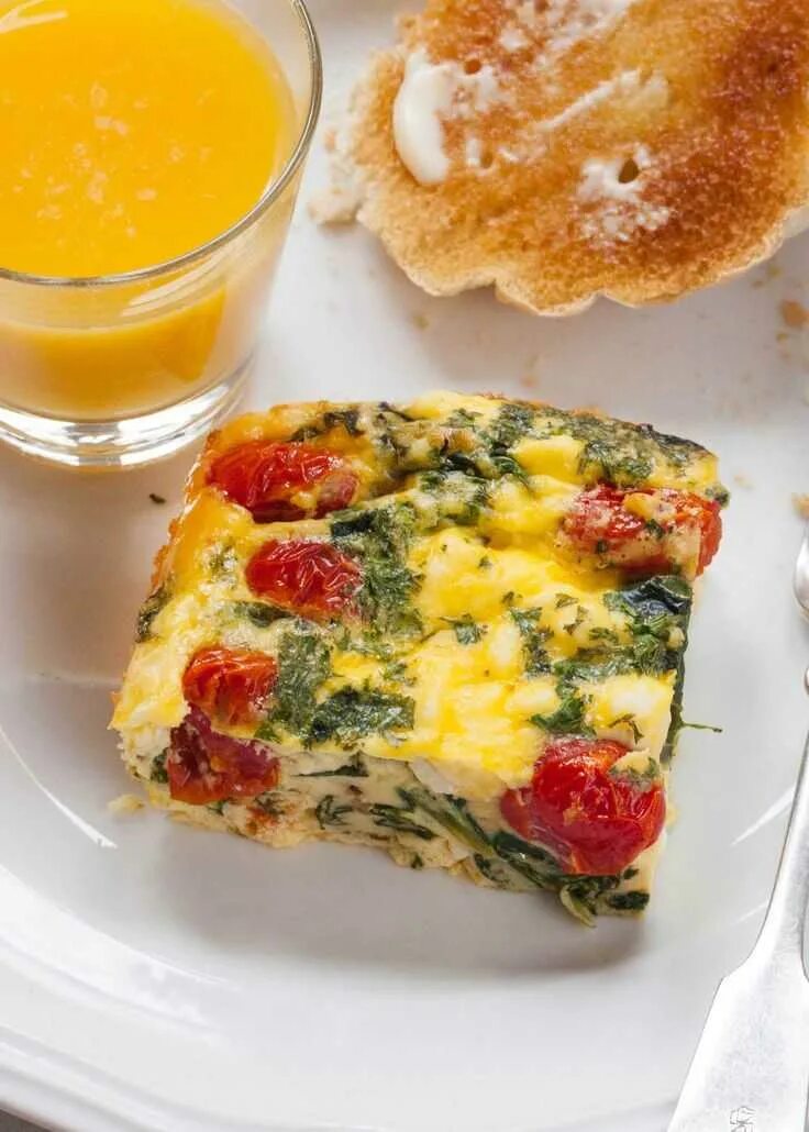 Ранний завтрак. Сэндвич из омлета. Разные завтраки рецепты. Вкусный завтрак. Разные завтраки рецепты.