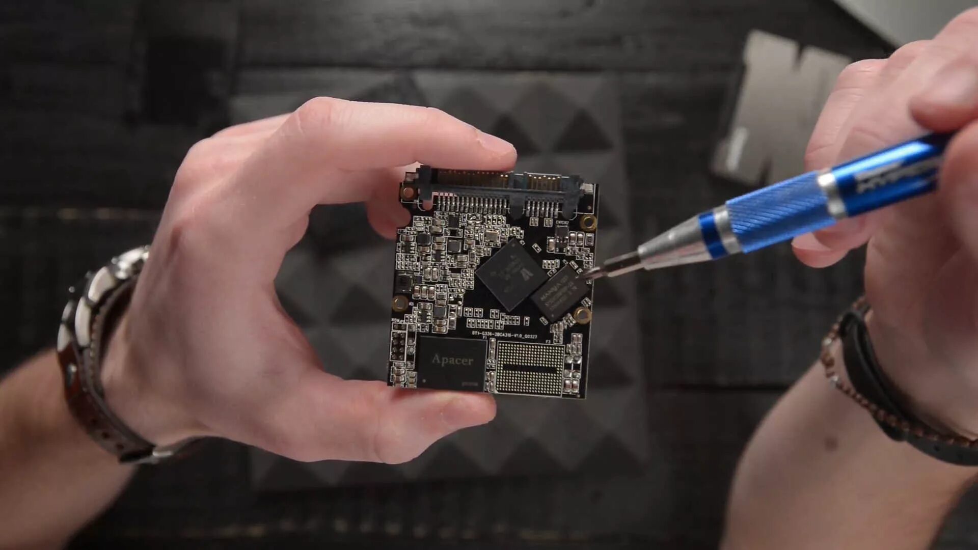 Восстановление данных с ssd диска. Ssd sandisk перемычка rom. Восстановление ssd. Ссд поврежден. Сгоревший жесткий диск.