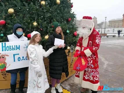 Мороз раздает подарки
