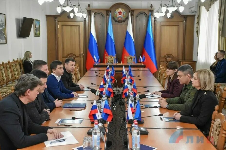 Губернатор севастополя 2022 охрана. Луганско российские отношения. Митинги в луганске 2014. Крымская делегация посетила днр и лнр. Воссоединение крыма с россией.