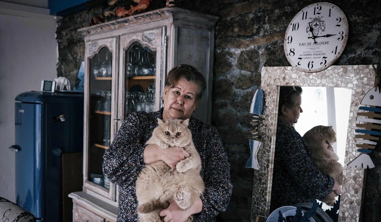 Которые живут с ней в