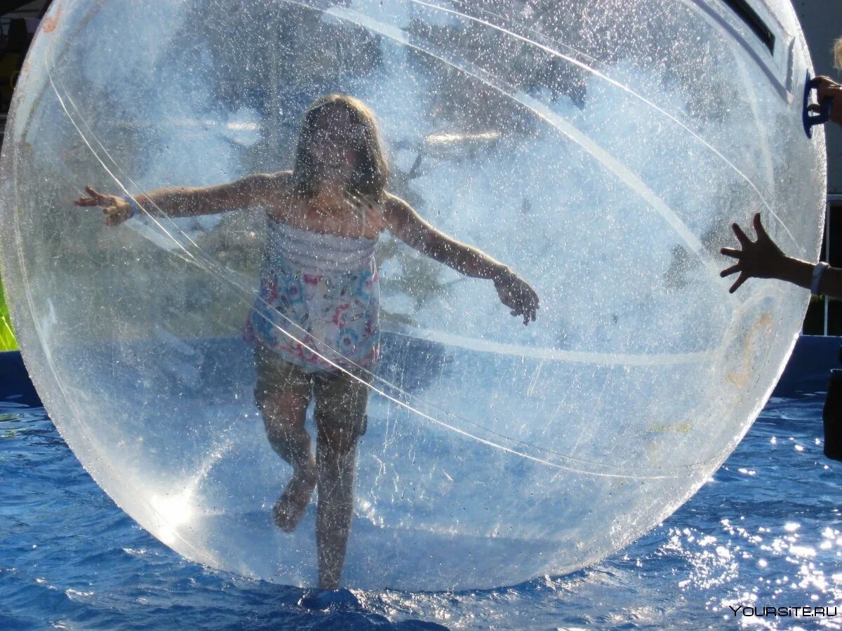 Человек в шаре. Зорб на воде. Прозрачный шар для человека. Человек в прозрачном шаре.