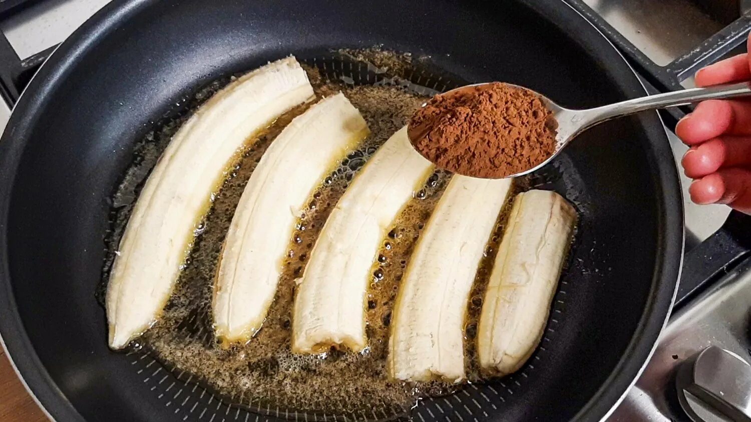 Пирог из бананов на сковороде. Пирог с бананом на сковороде. Банановый десерт на сковороде. Десерт с бананами на сковороде.
