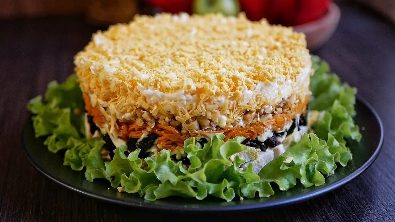 Слоёный салат с курицей и грибами. Слоёный салат с курицей и грибами. Салат с копчёной куричей и грибами. Салат с грецкими орехами и курицей. Слоеный салат неженка.