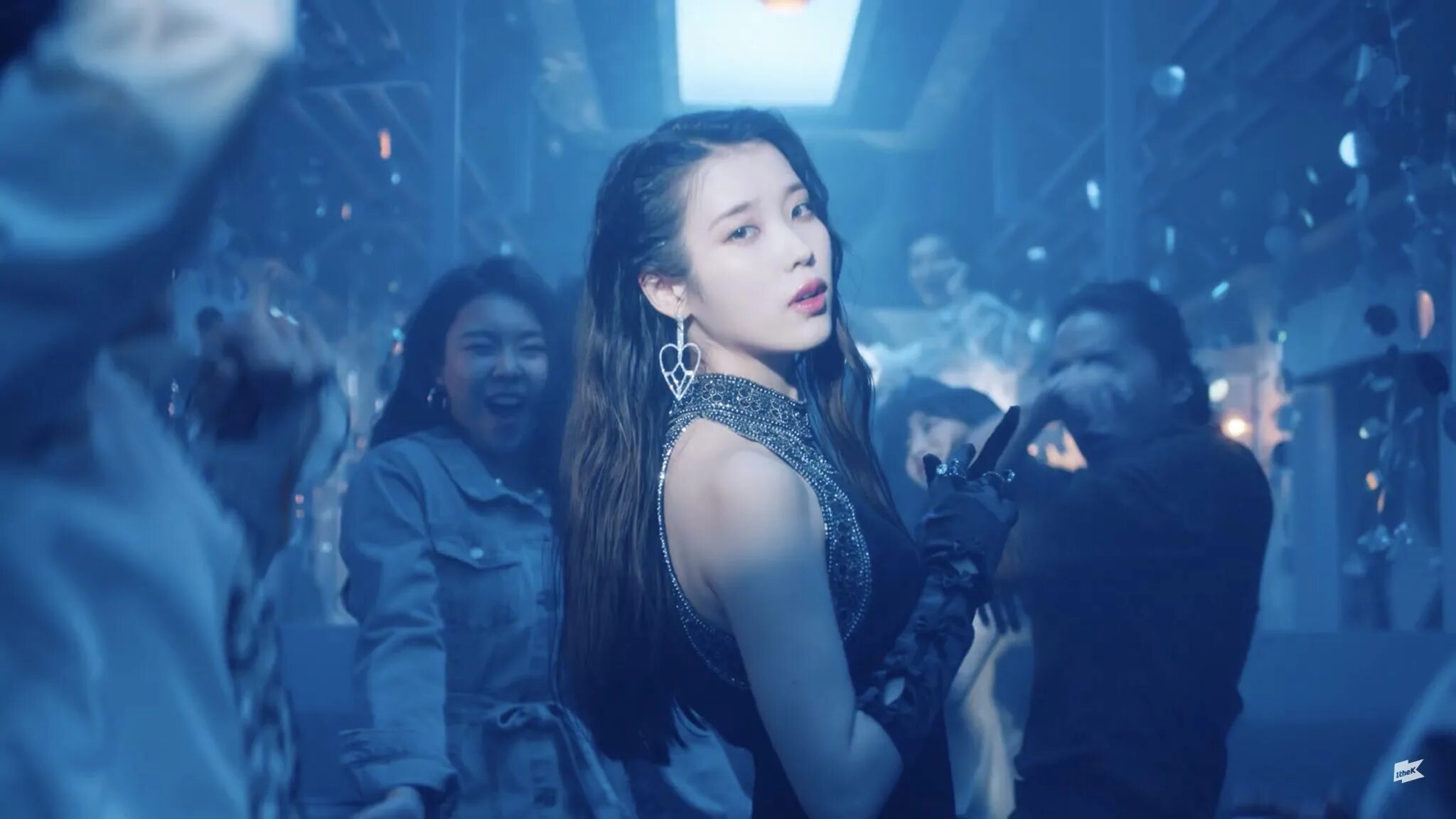 She s got a dark. IU Lilac. IU Lilac album. IU Айю Lilac. IU В стиле 80х селфи.