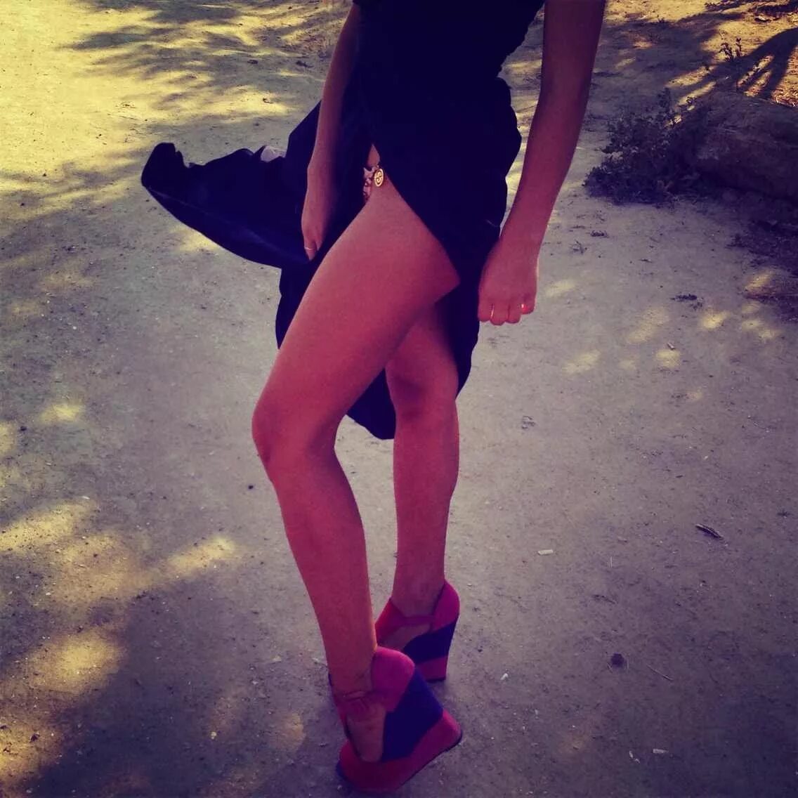 ноги без головы. ноги девушки дома. ноги девушки в кровати. ножки в кровати ночью. ножки девушек в гольфах.