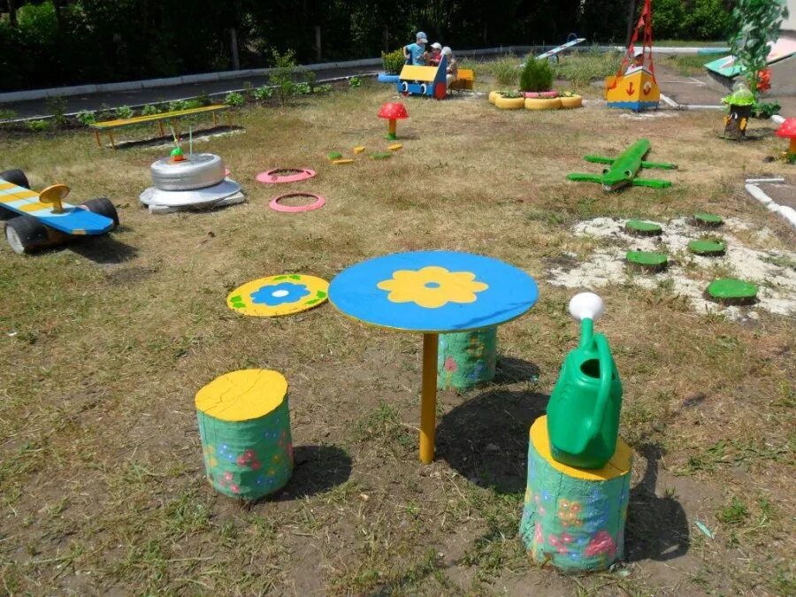 Украшение площадки в детском саду. Украшение детской площадки в садике. Украшение участков в детском саду. Летнее украшение участка в детском саду.