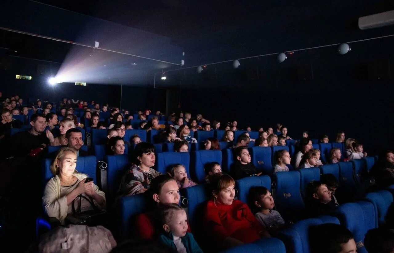 экран кинотеатра. кинотеатр фон. показ кинофильма. инвалиды в кинотеатре. показ кинофильма.