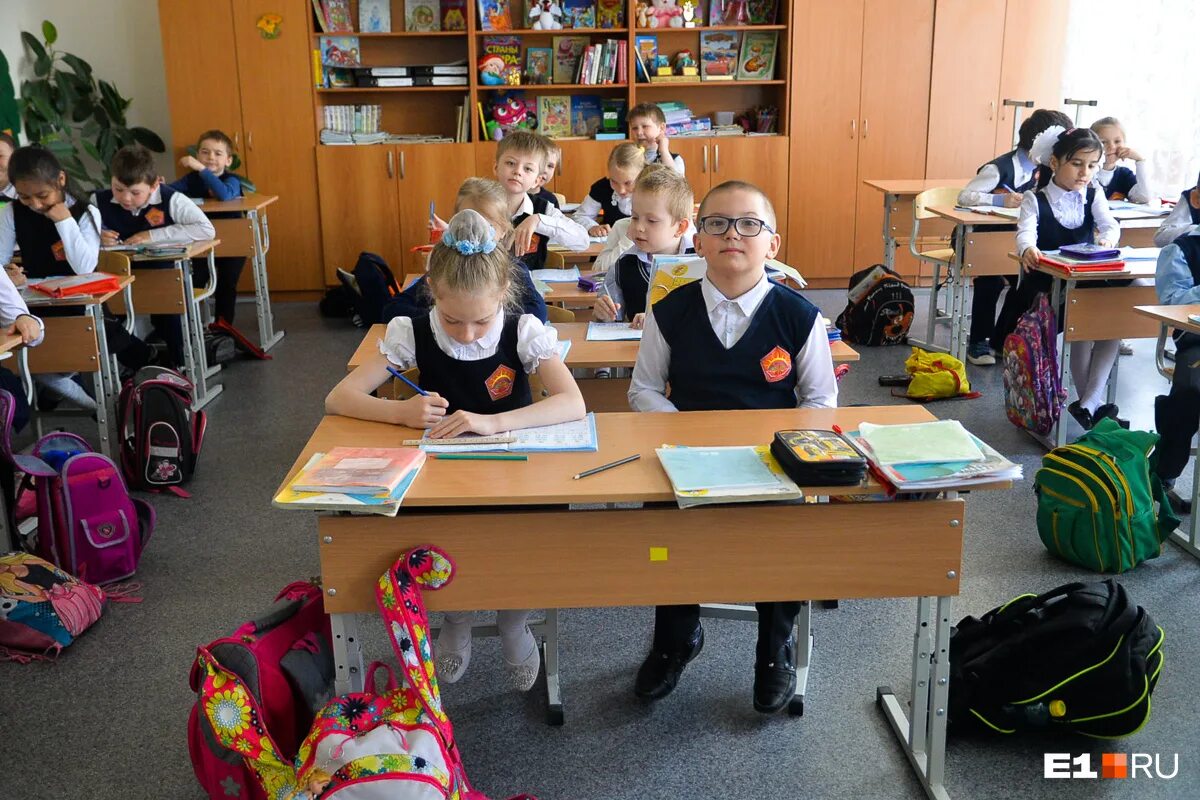 Я хожу в 5 школу. Переполненный класс. ходить в школу. ходи в школу. дети идут в обычную школу.