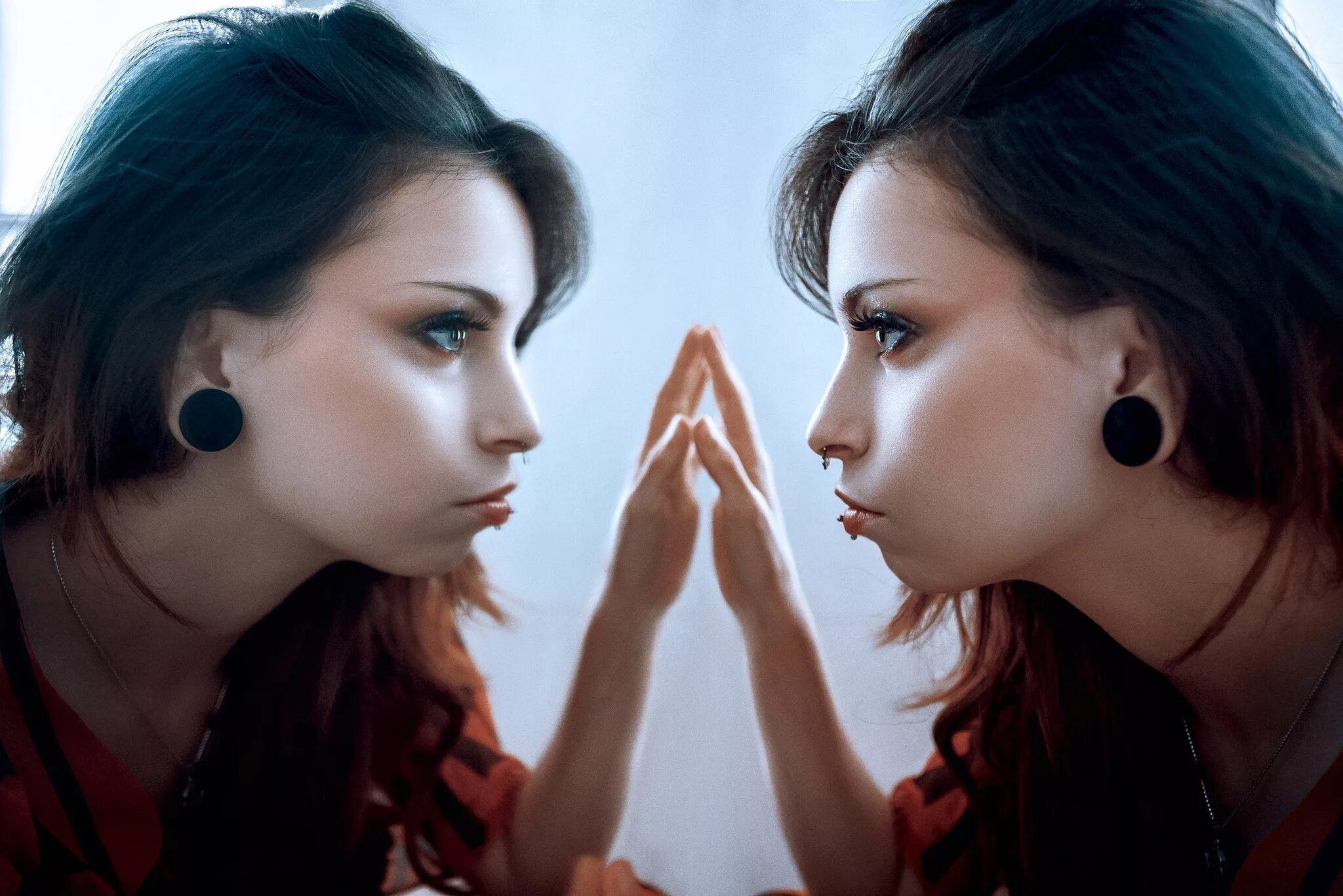 Отражение лица девушки. Девушка в отражении. Зеркальное лицо красивой девушки. Обои взгляд с отражением.