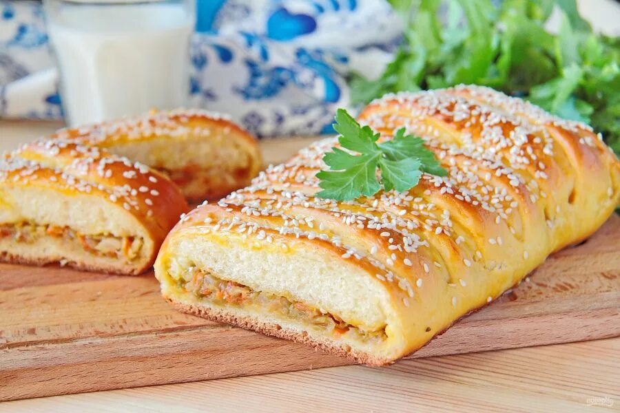 Слоеный пирог с капустой и яйцом. Кулебяка с капустой. талурианская кулебяка. кулебяка с капустой и яйцом. кулебяка благовещенская.