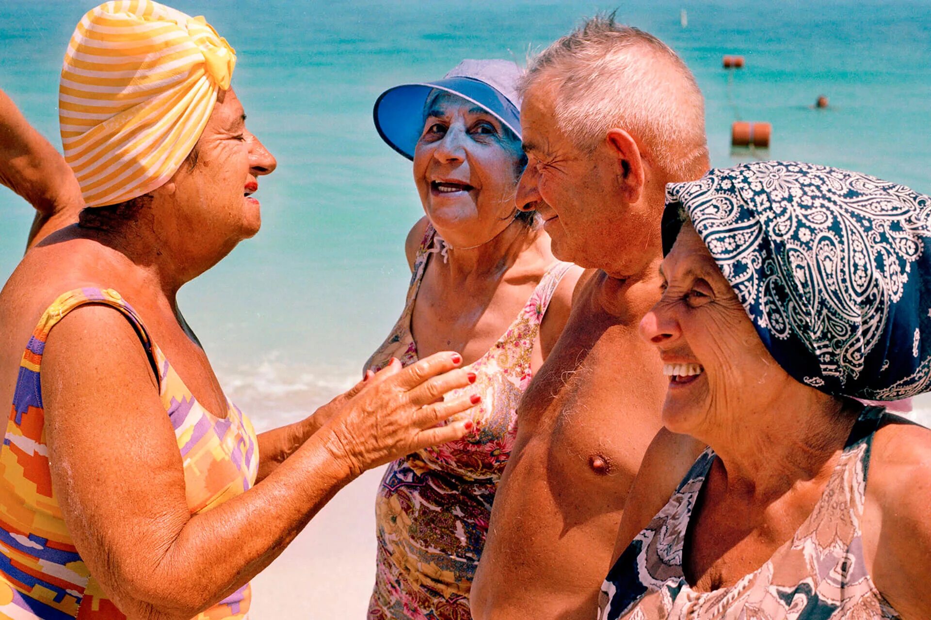 Jan буртон. женщины в возврастев купальниках. пожилые женщины загорают. богатая бабушка. женщины в возрасте в купальнике.